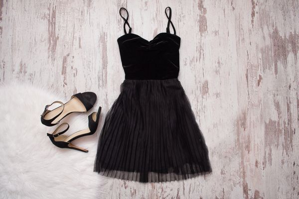 【スナックの服装】黒色ドレスは適度な肌見せで重たい暑苦しさを回避